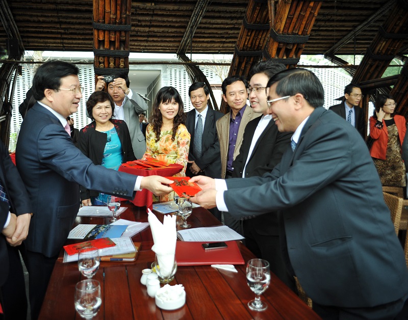 Bộ trưởng Bộ Xây dựng Trịnh Đình Dũng tặng quà đầu xuân các đại biểu tham dự.jpg